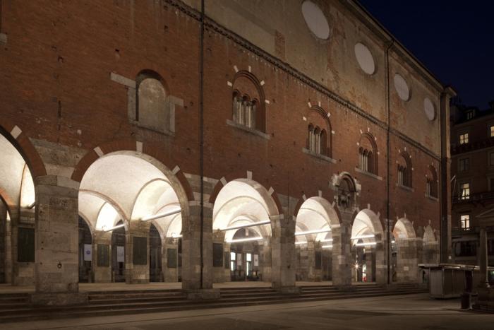 LOGGIA DEI MERCANTI: Aqlus, brand di Biffi Luce, illumina il cuore di Milano.